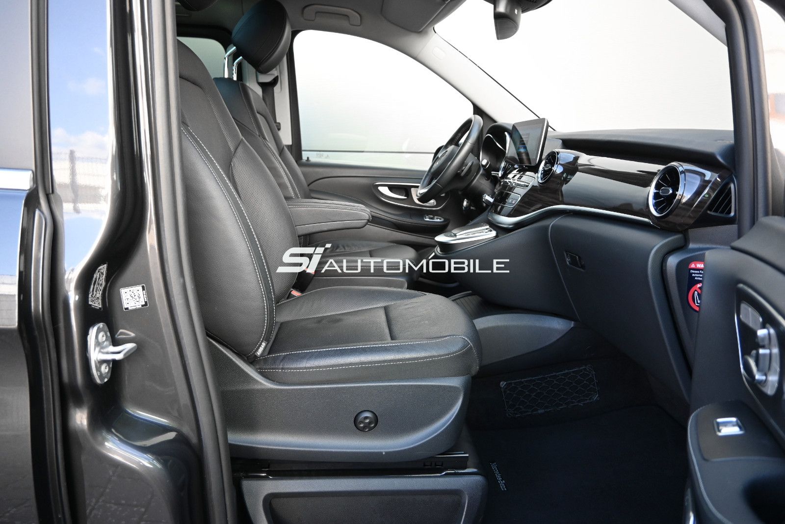 Fahrzeugabbildung Mercedes-Benz V 300 d 4Mat. Lang AVANTG. EDITION °PANO°STANDHZ