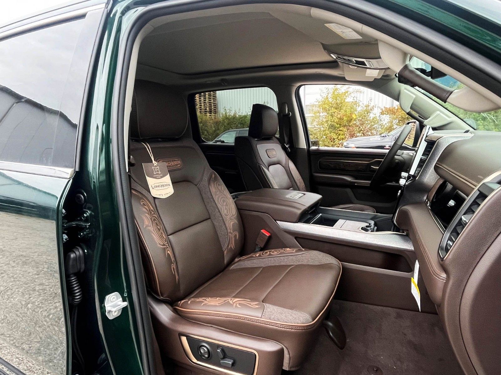 Vehicle photo 14