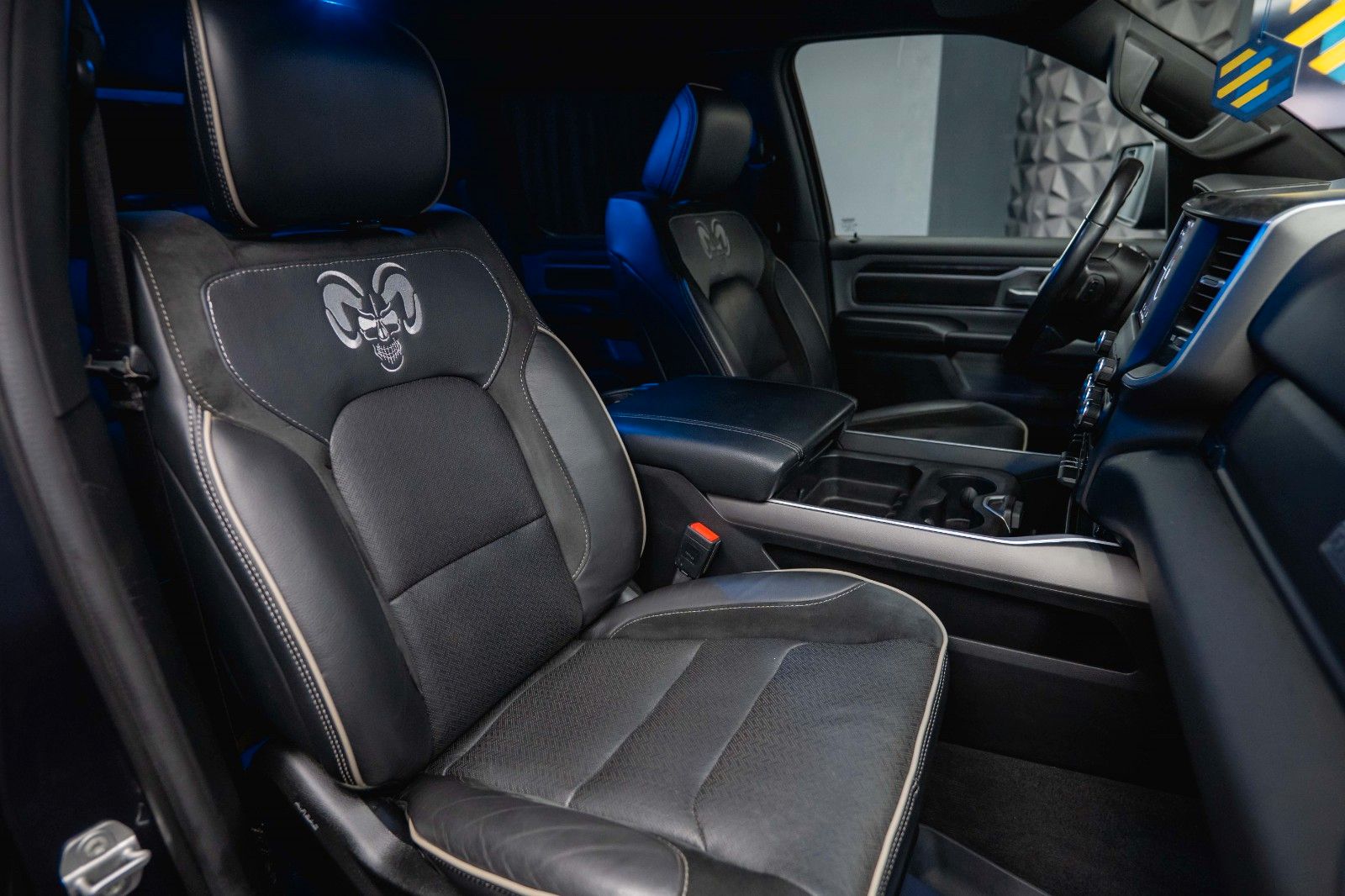 Fahrzeugabbildung Dodge RAM 5.7 V8 HEMI 4x4 Offroad Night LPG Hardtop