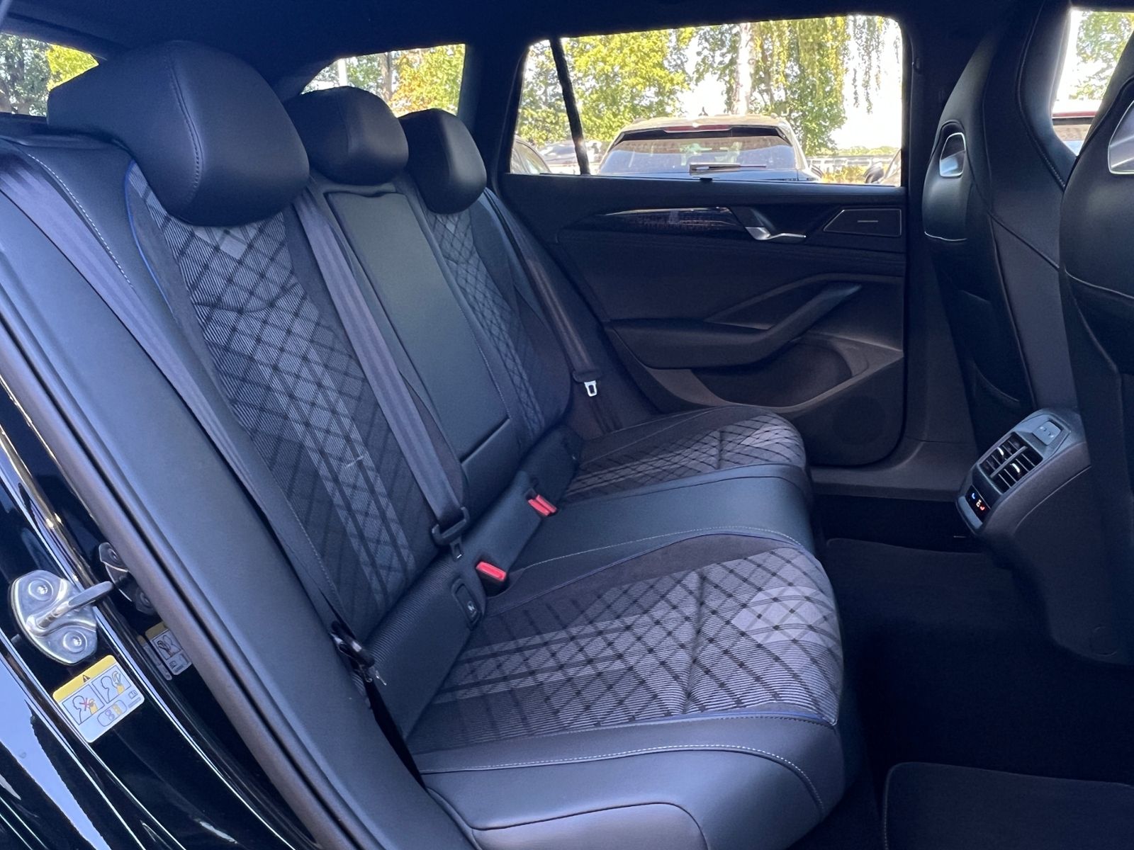 Fahrzeugabbildung Volkswagen Passat Variant R-Line 2.0 TDI DSG 4MOTION *AHK,B
