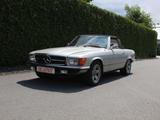 Mercedes-Benz SL 450 Deutscher SL  20+ Jahre alte Volrestauran - silberne Mercedes-Benz SL 450