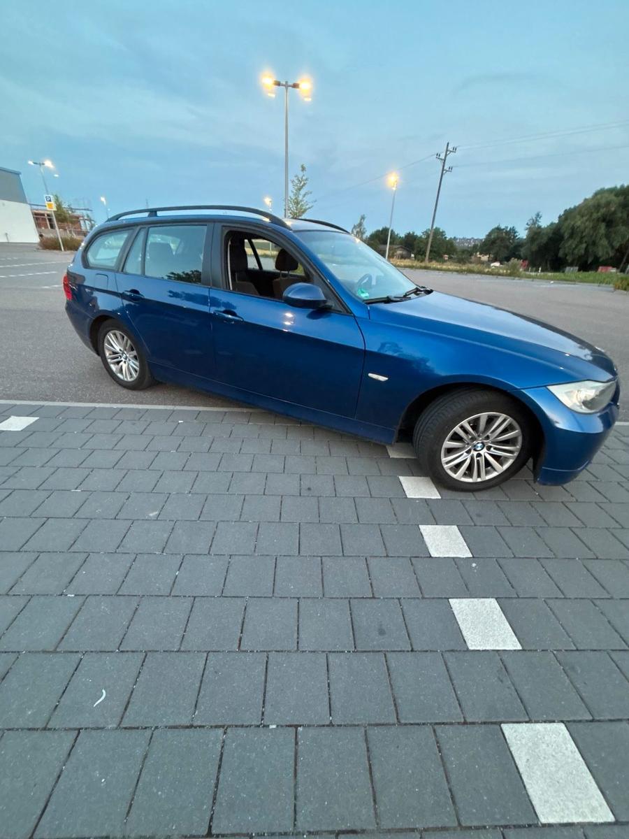 BMW 318 2006 — rear view