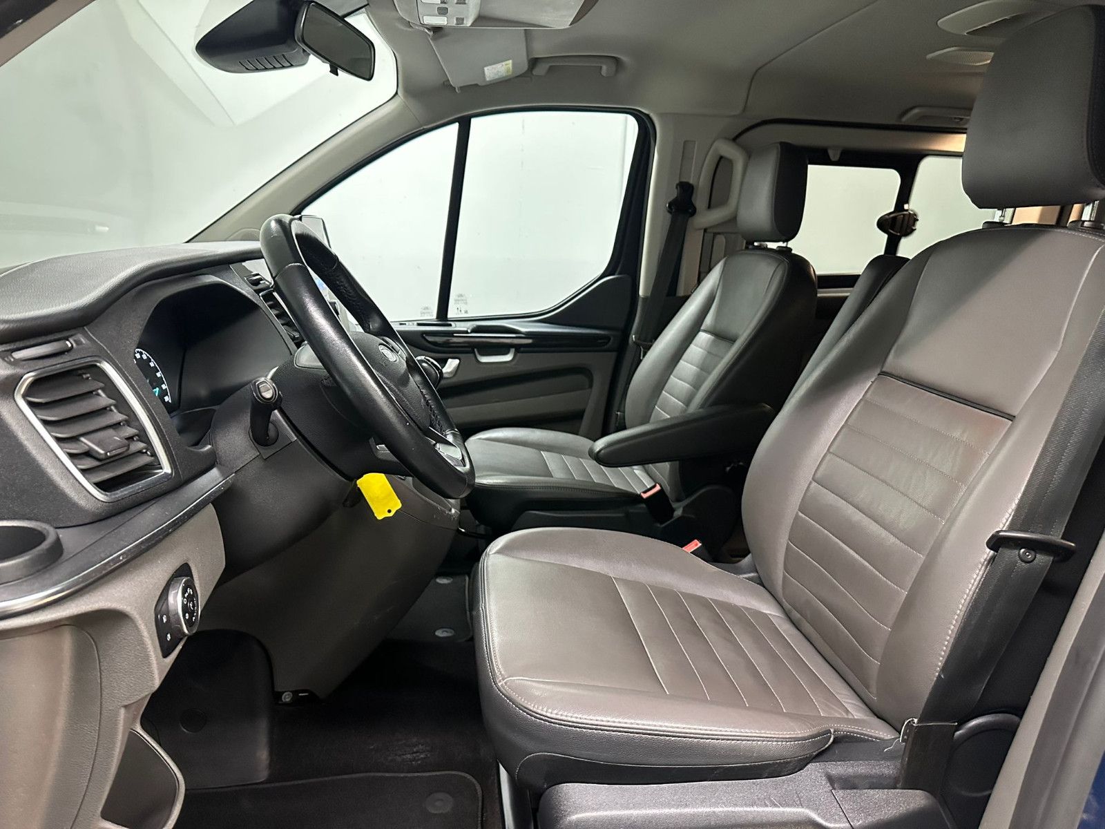 Fahrzeugabbildung Ford Tourneo Custom 320 L2H1*8SITZE*AHK*ACC*SPURH*
