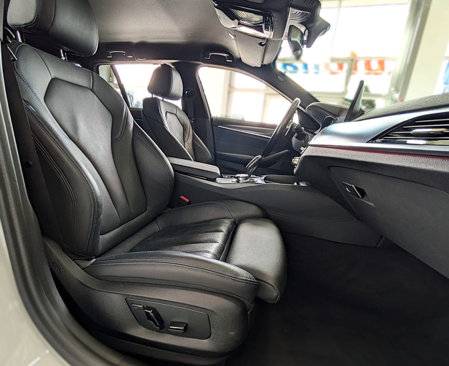 Fahrzeugabbildung BMW 530e M SPORT VIRTUAL HUD NAVI LASER LEDER AHK