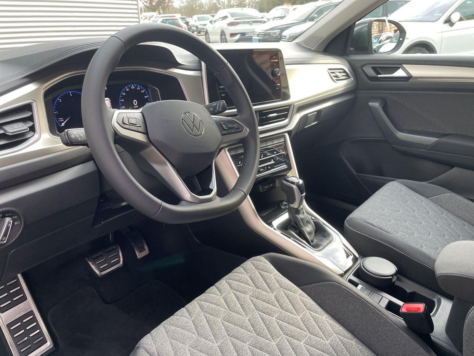 Fahrzeugabbildung Volkswagen T-Roc 2.0 TDI DSG Move NAVI AHK KAMERA