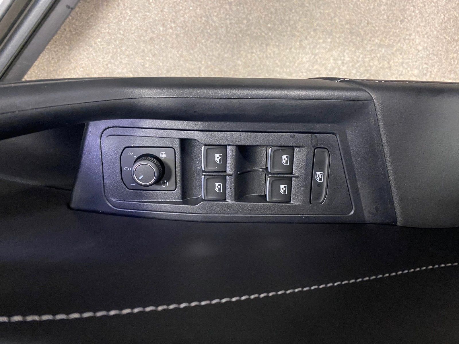 Fahrzeugabbildung Volkswagen T-Roc 2.0 TSI DSG 4MOTION R-Line+AHK+Black Style