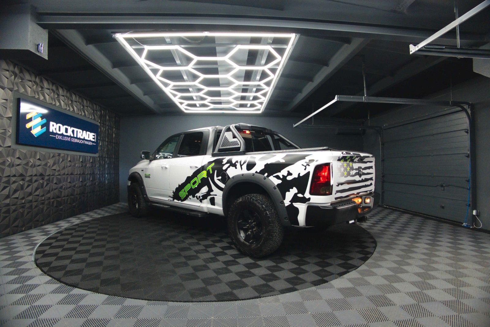 Fahrzeugabbildung Dodge RAM 5.7 V8 HEMI 4x4 OFFROAD Night-Paket LONGBED
