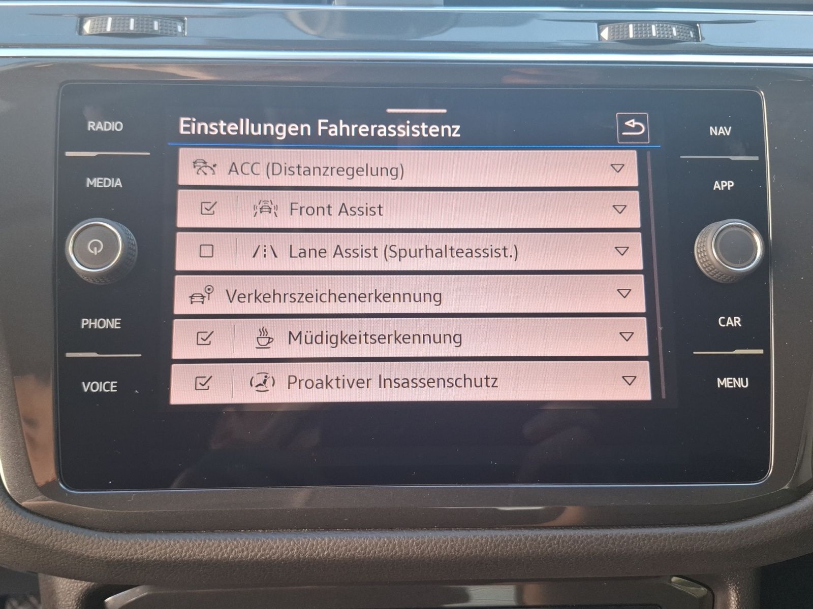 Fahrzeugabbildung Volkswagen Tiguan TSI Life LED Navi ACC PDC SHZ