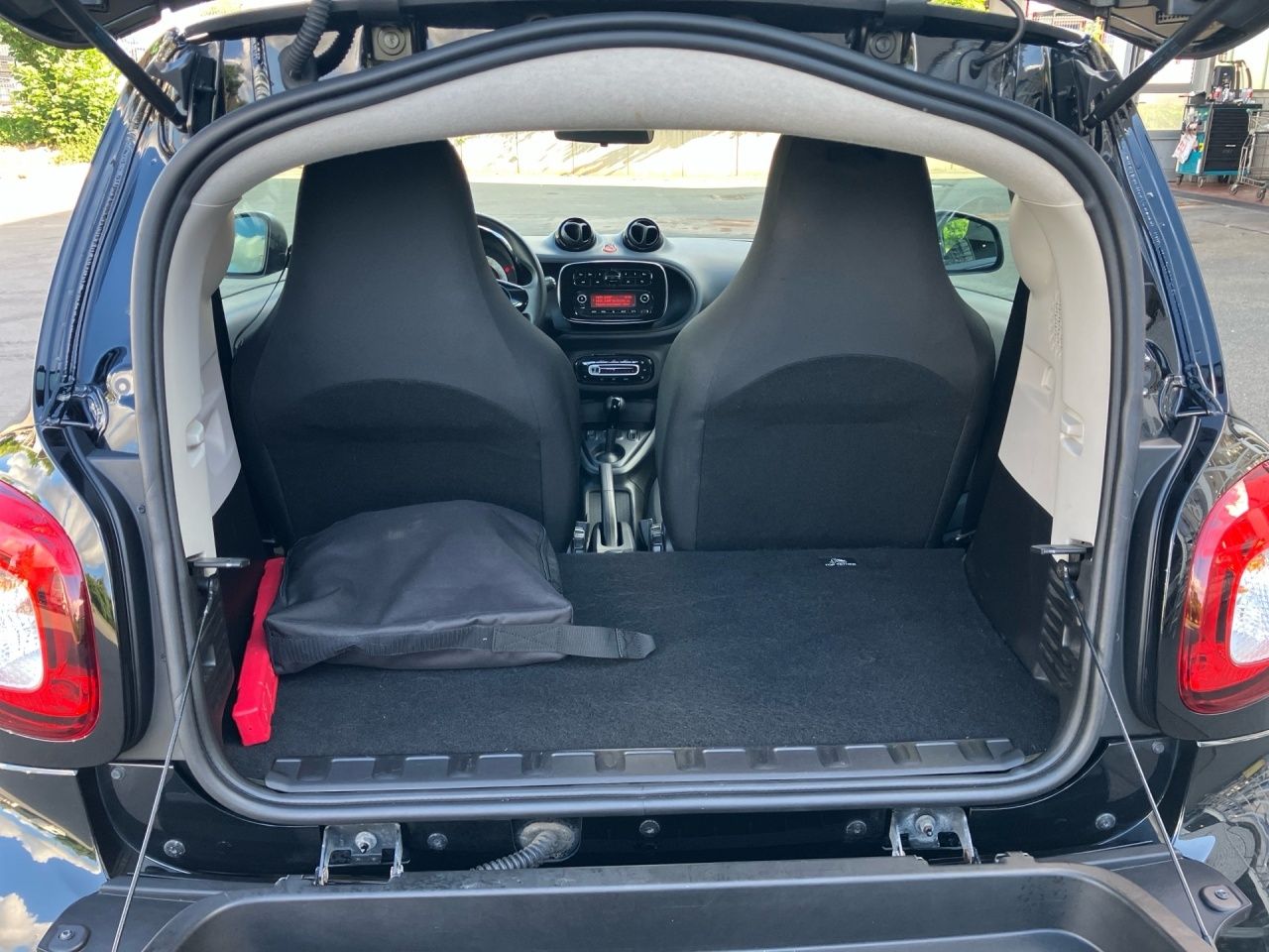 Fahrzeugabbildung Smart smart EQ fortwo AUT Akustikglas KlimaA Navi SHZ