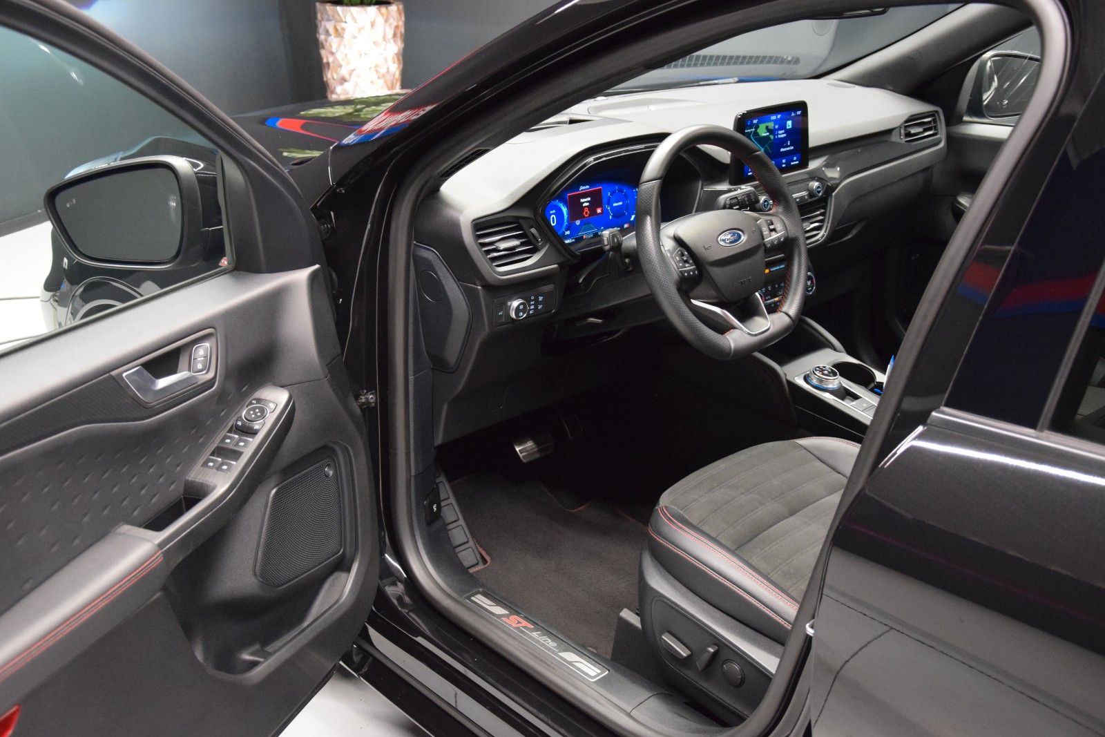 Fahrzeugabbildung Ford Kuga ST-Line X Pano HuD Leder ACC Kamera B&O Amb