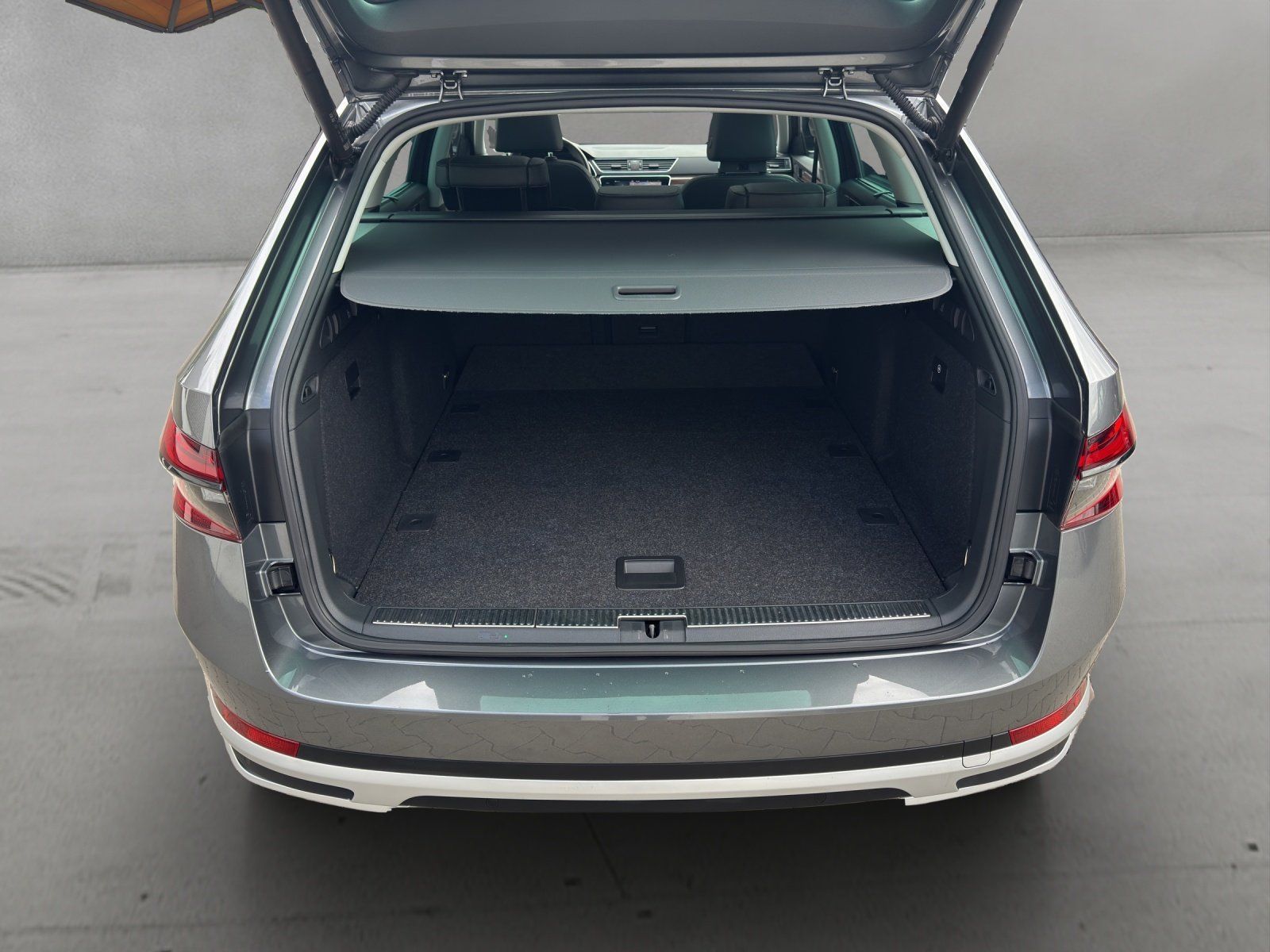 Fahrzeugabbildung SKODA Superb Combi 2.0 TSI Scout Final 4x4/AHK/PANO/