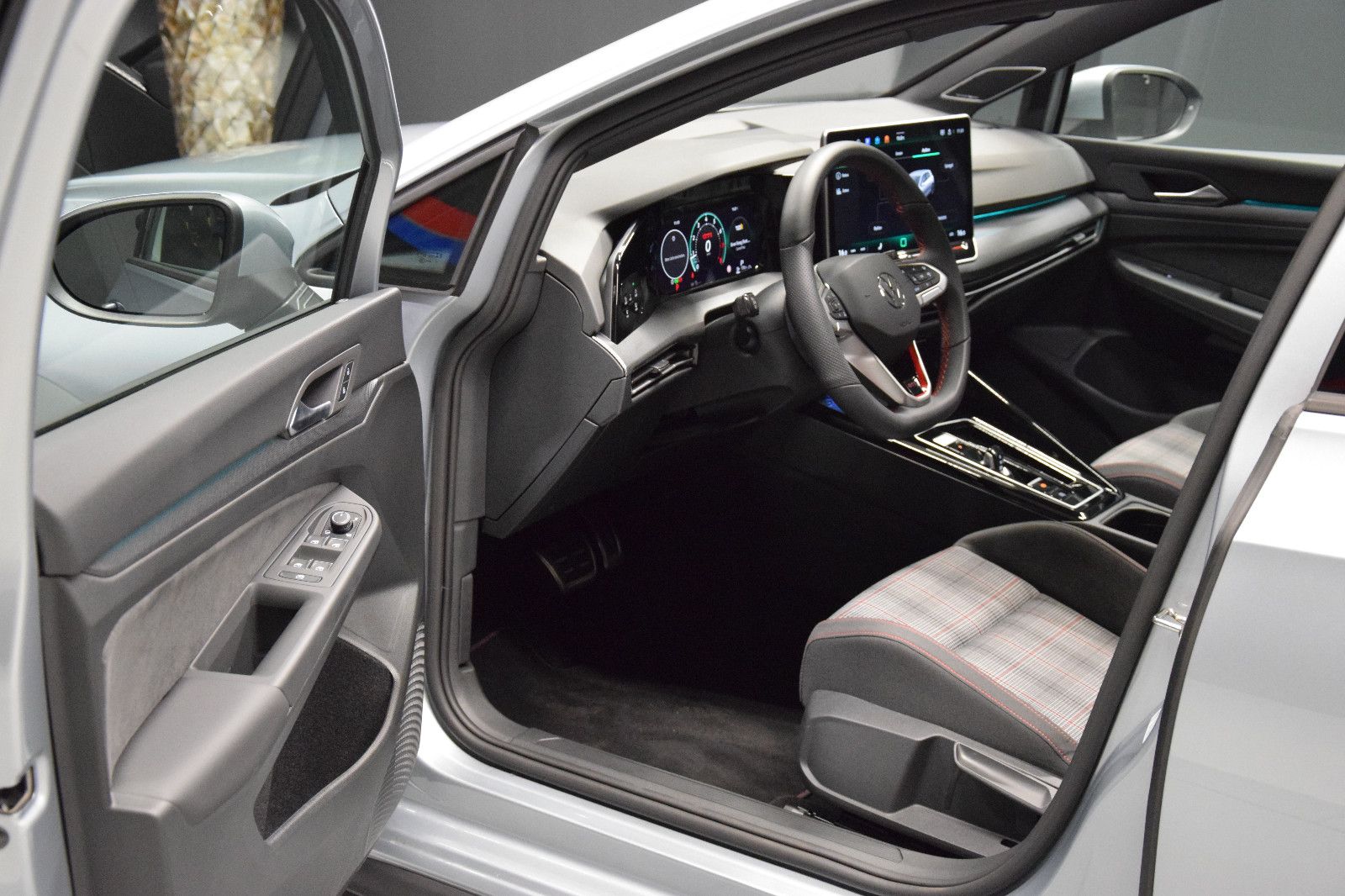 Fahrzeugabbildung Volkswagen Golf 2.0 TSI GTI Panorama DCC H&k ACC Kamera