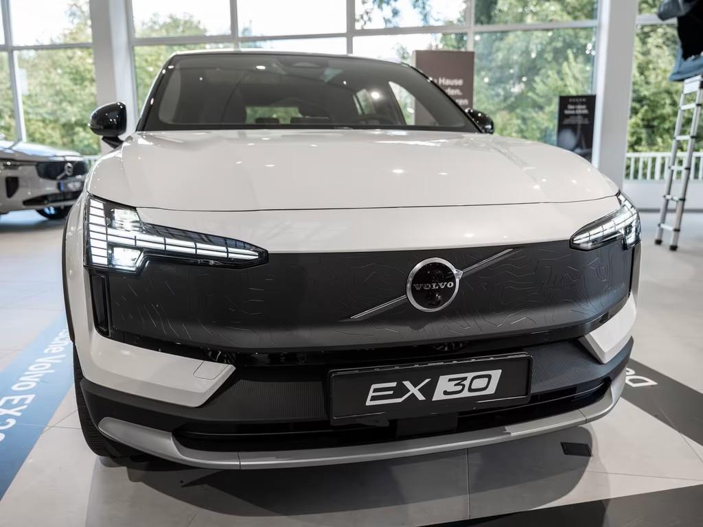 Volvo EX30 Cross Country Ultra P8 AWD 428PS