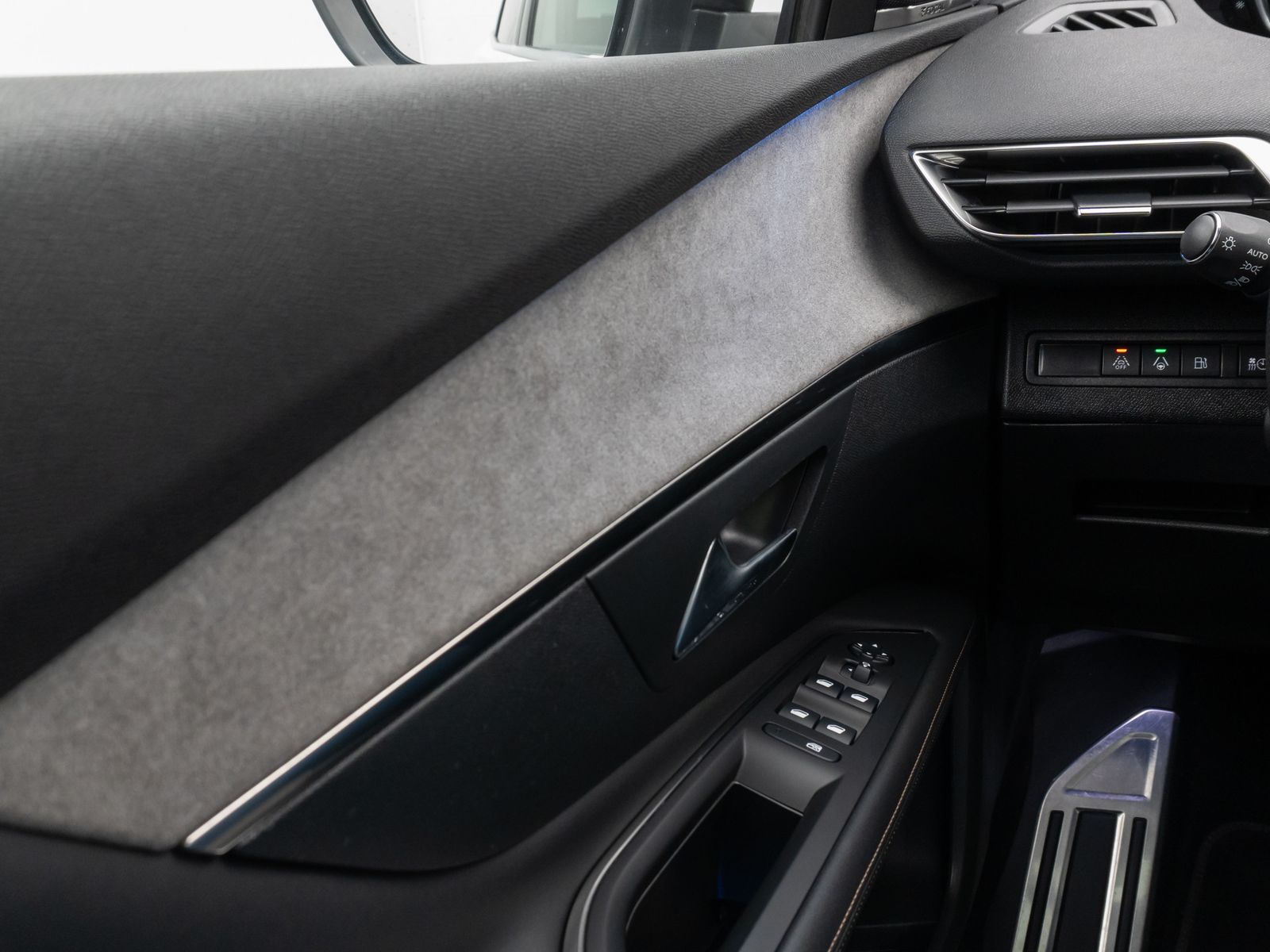 Fahrzeugabbildung Peugeot 3008 Hybrid4 300 GT Panorama 360° Massage AHK