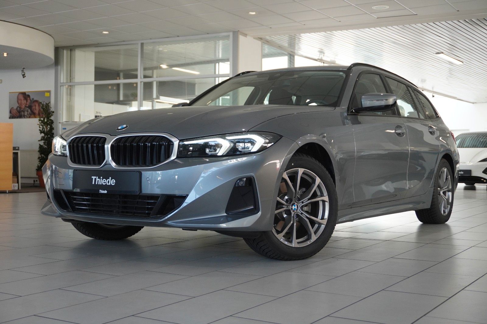 Fahrzeugabbildung BMW 320D TOURING X-DRIVE NAVI/LED/VIRTU./SHZ/DAB+