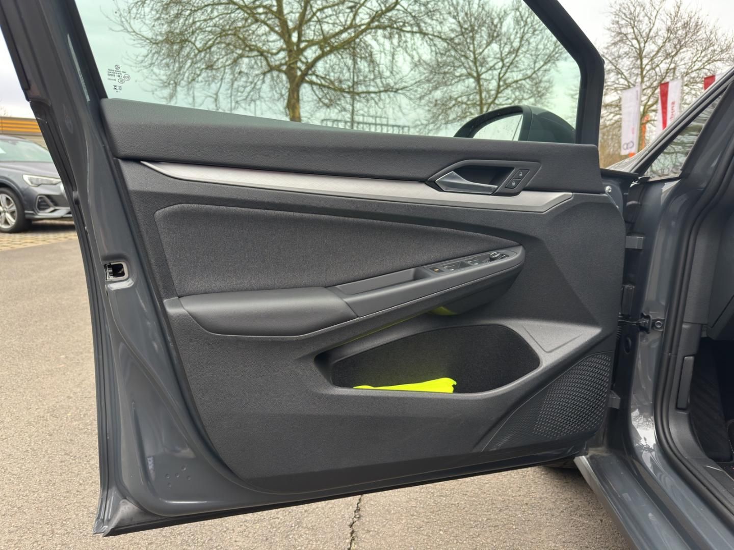 Fahrzeugabbildung Volkswagen Golf Life Life,Climatronic,LED-Plus,Navi,WE-Conn