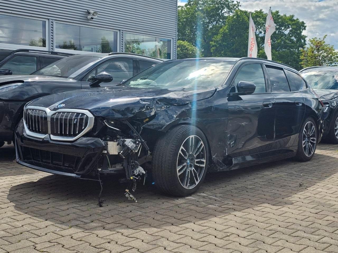 BMW i5 Touring 40 eDrive M Sport AHK Unfall