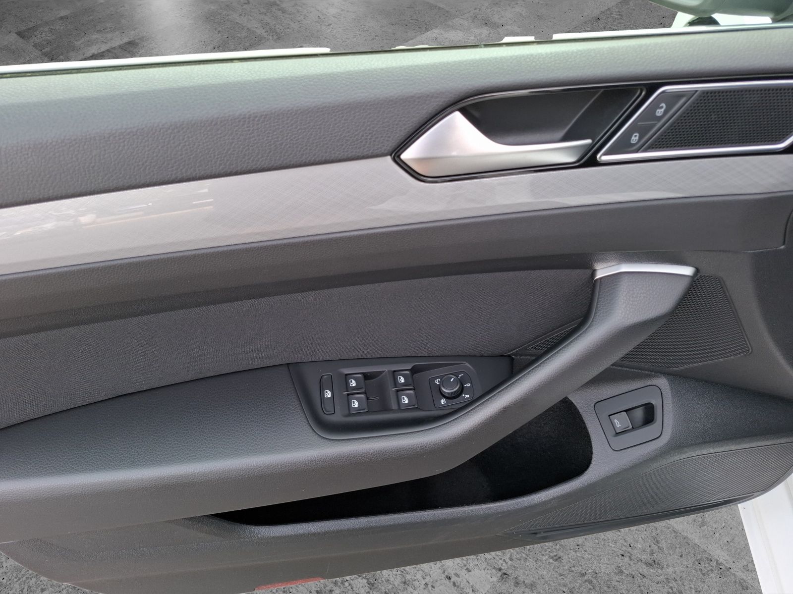 Fahrzeugabbildung Volkswagen Passat Variant TDI Business DSG LED AHK Navi AID