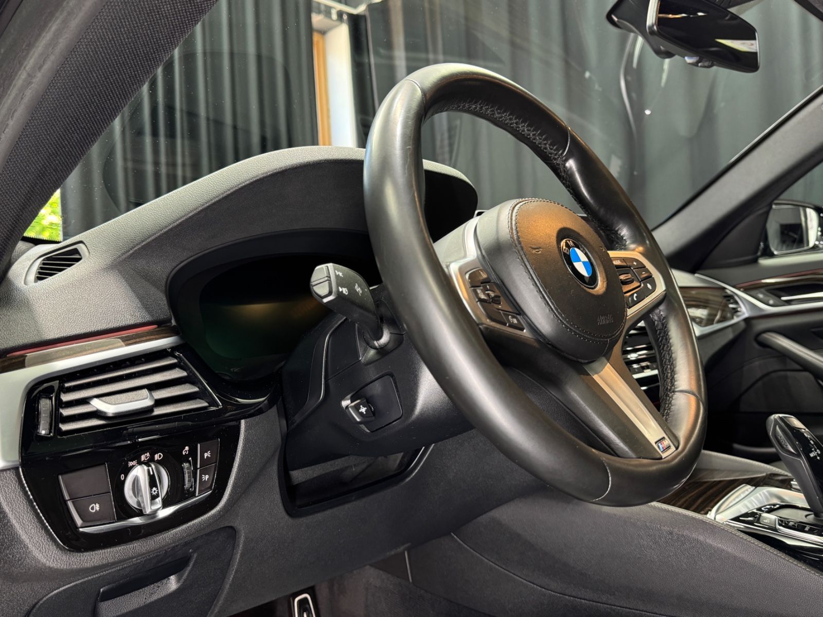 Fahrzeugabbildung BMW M550d xDrive Touring|PANO|NAVI|AHK|1.HAND
