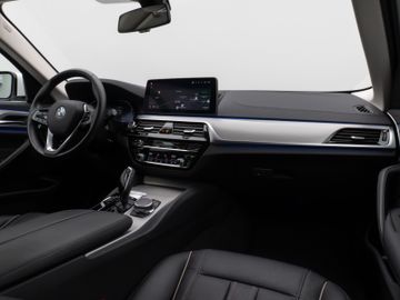 Fahrzeugabbildung BMW 520d Luxury Line Kamera HUD DAB AHK Alarm 19Zoll