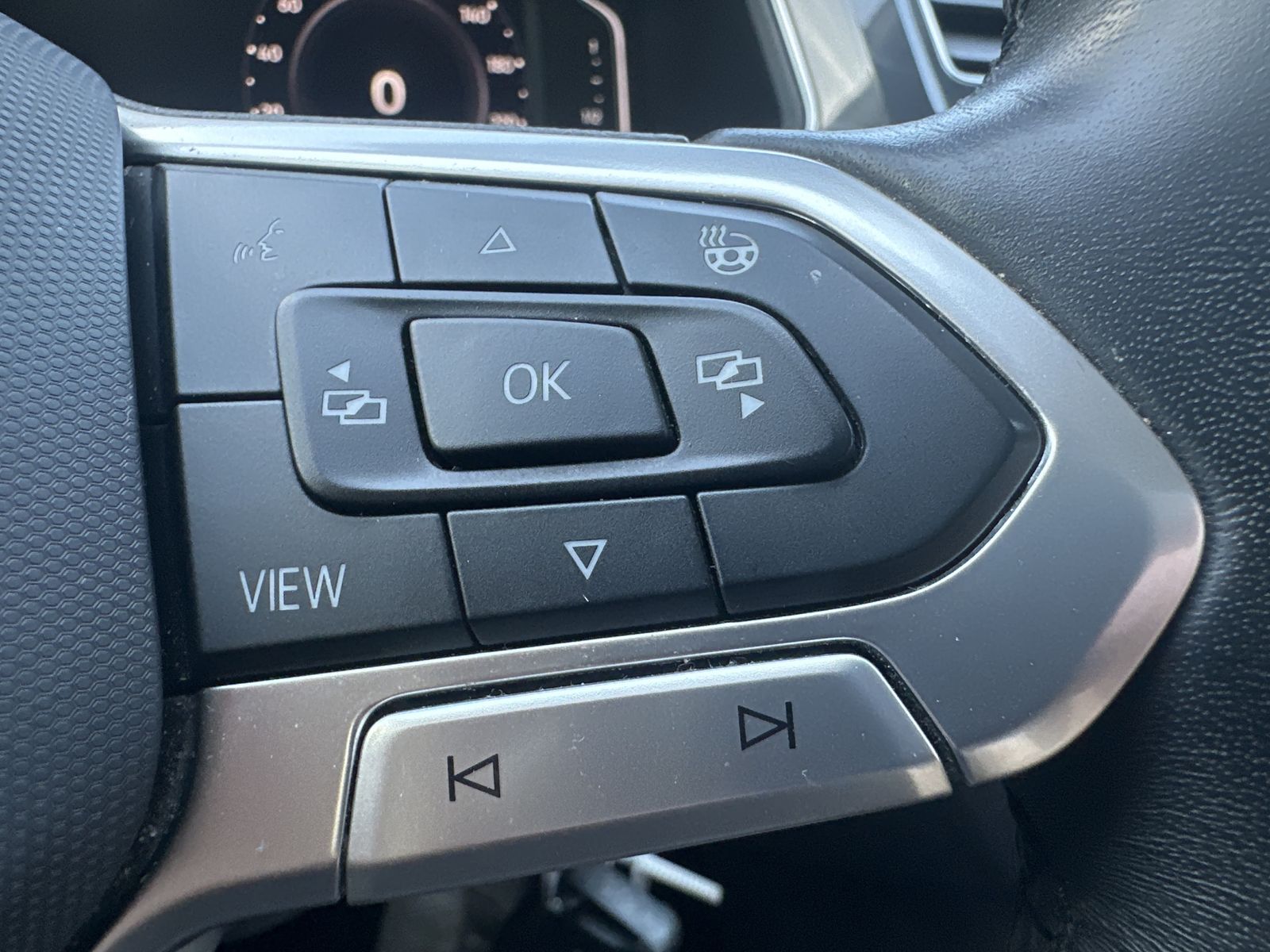 Fahrzeugabbildung Volkswagen Tiguan 1.5 TSI DSG Elegance NAV+MATRIX+ACC+AHK