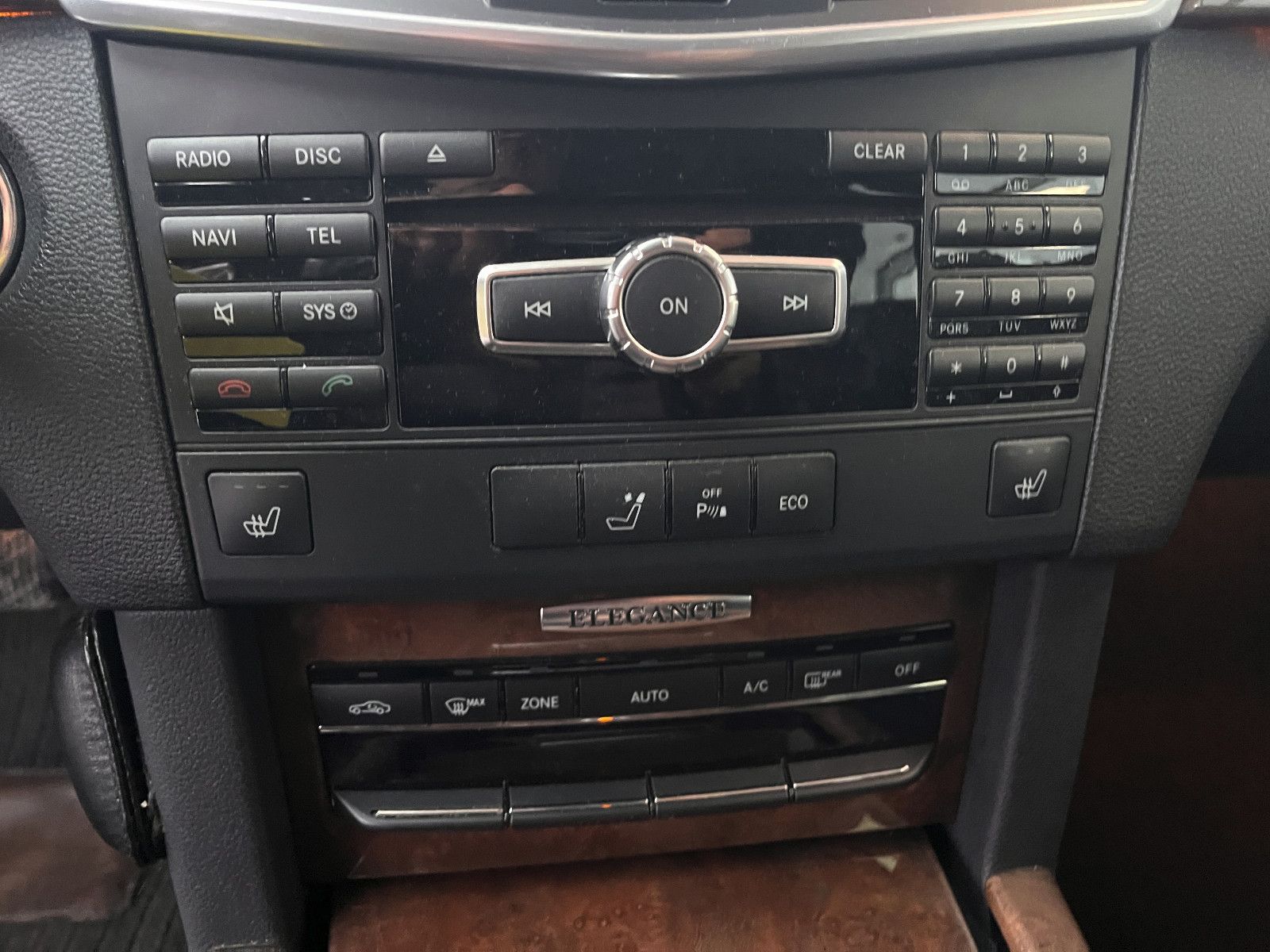 Fahrzeugabbildung Mercedes-Benz E 220 Limousine CDI BlueEfficiency Elegance