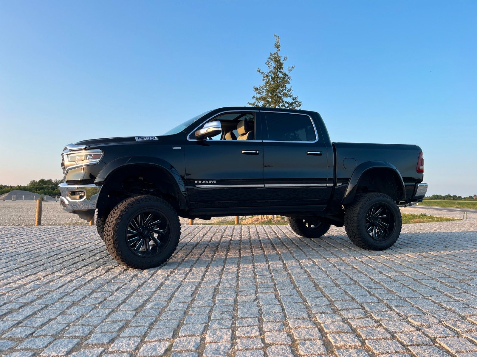 Fahrzeugabbildung Dodge RAM 1500 Limited  10"höher Alles Eingetragen!!!