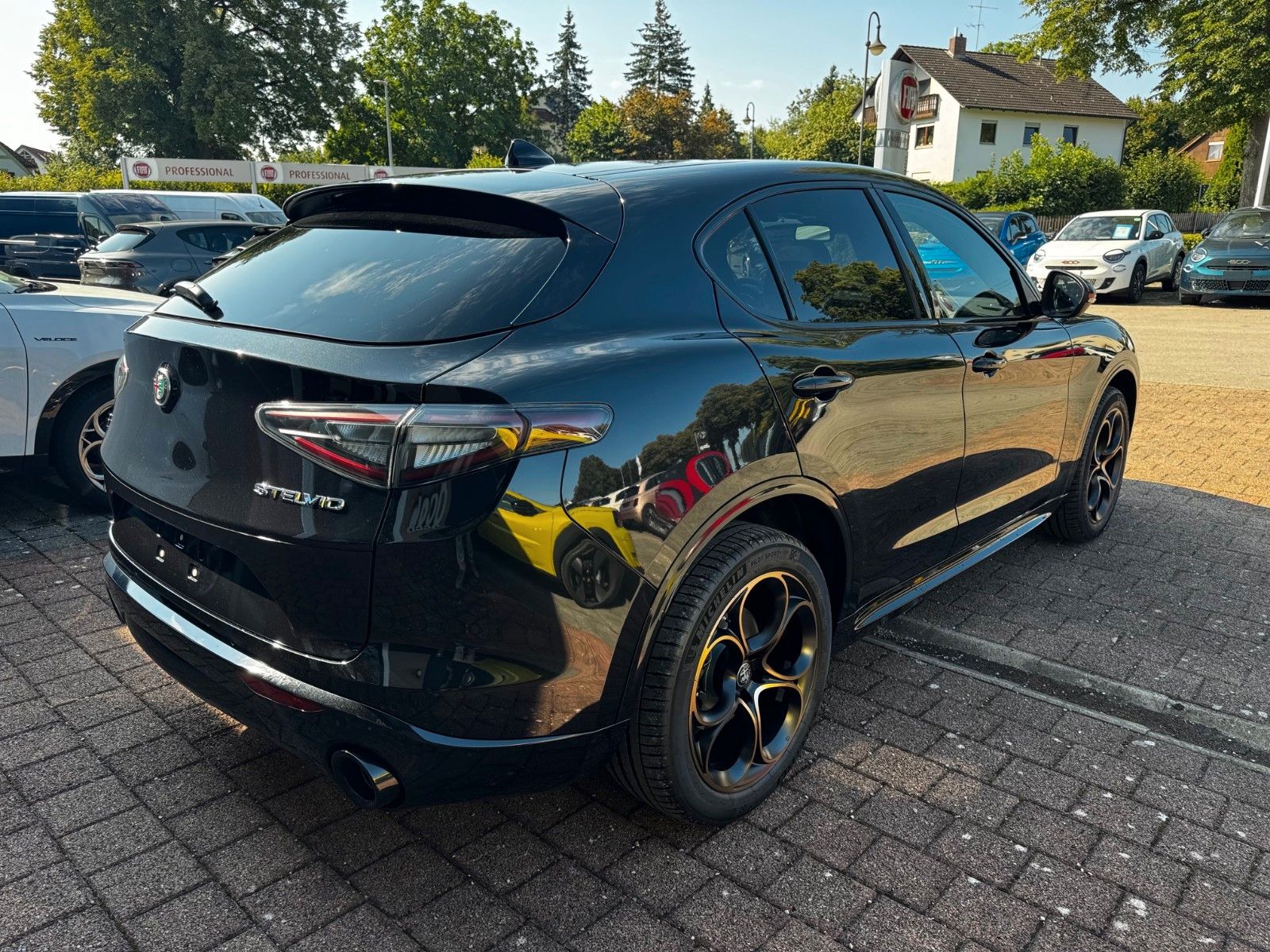 Fahrzeugabbildung Alfa Romeo Stelvio 2.0 Intensa Allrad 280PS Glasdach Navi