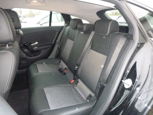 Fahrzeugabbildung Mercedes-Benz CLA 180 Shooting Brake >Navi/Teilleder/Sitzheiz<