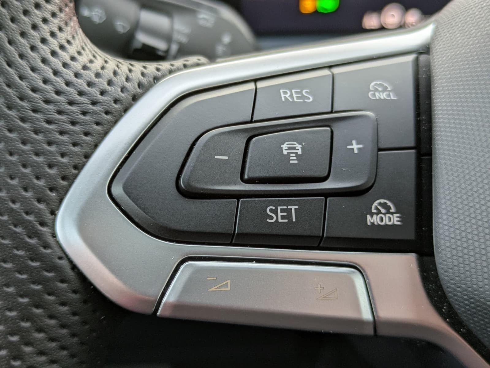 Fahrzeugabbildung Volkswagen Tayron 2.0 TDI 4M R-Line 7Si*MATRIX*AHK*PANO*HUD