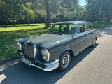 Mercedes-Benz 220 - Mercedes-Benz 220 mit Benzin-Antrieb: Limousine