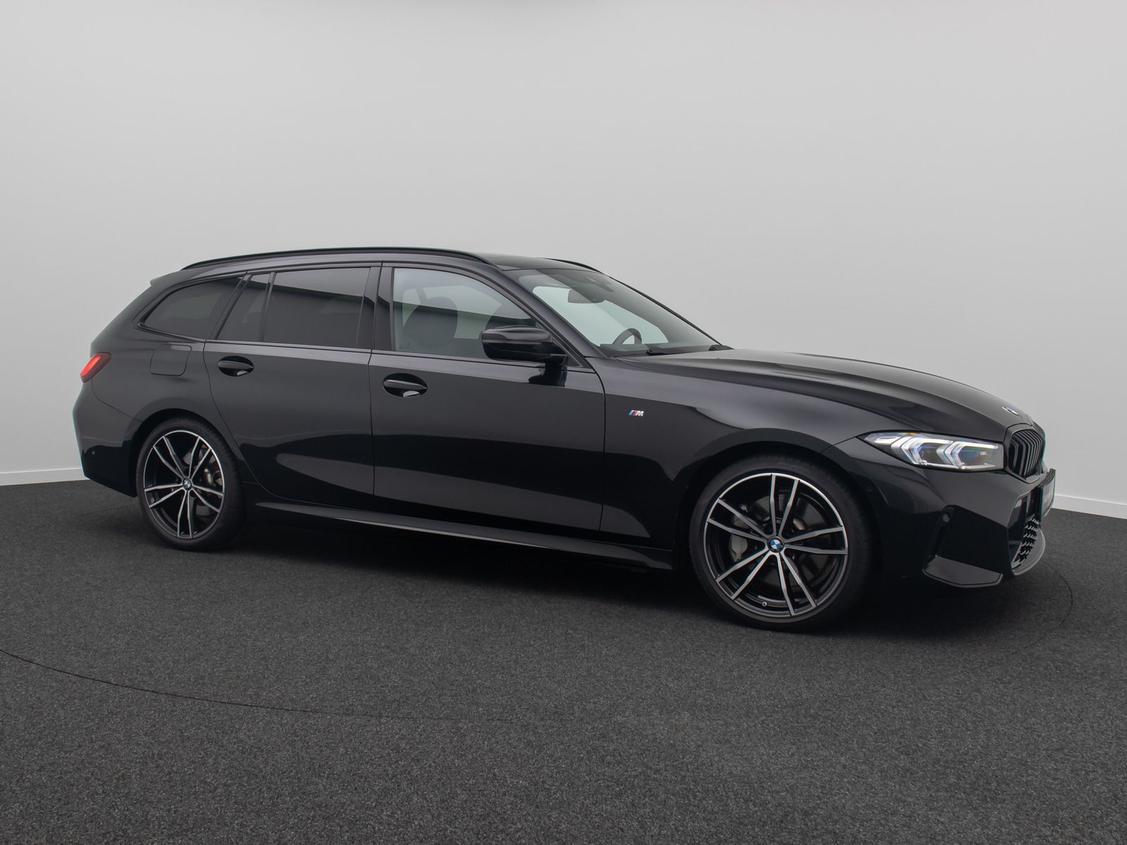 Fahrzeugabbildung BMW 330i M Sport HUD Panorama DAB HiFi AHK 19Zoll