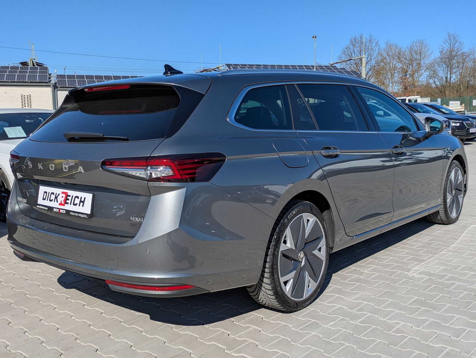 Fahrzeugabbildung SKODA Superb 2.0 TDI 4x4 Selection MATRIX*AHK*PANO*19"