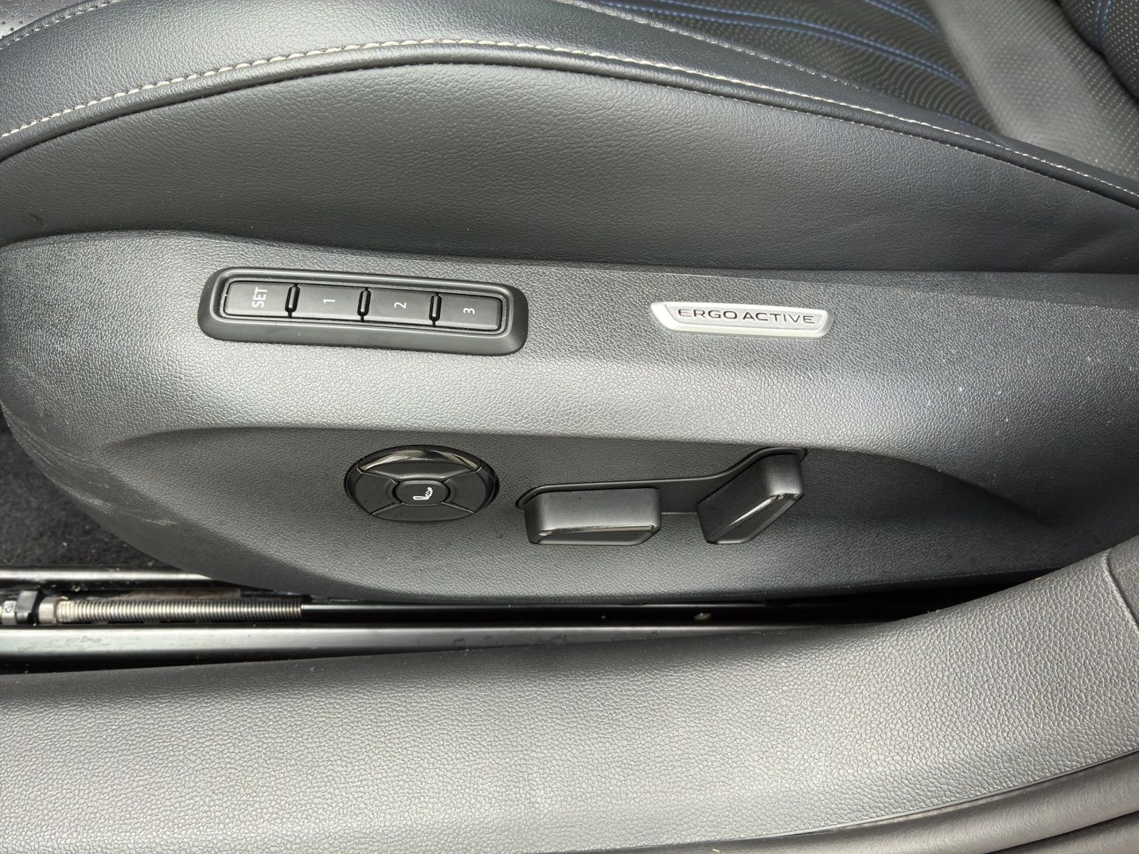 Passat 2.0 TDI R-LINE *AHK*STDHZG*PANO*H&K*