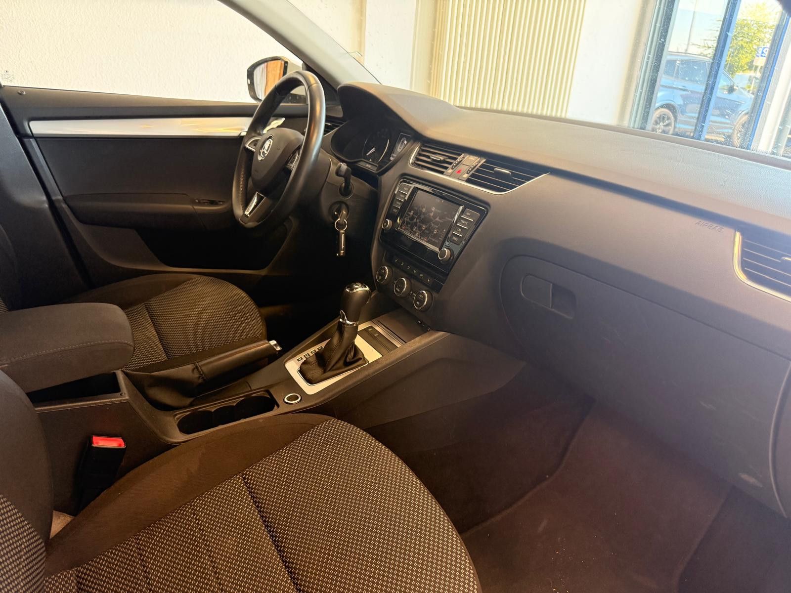 Fahrzeugabbildung SKODA Octavia Combi Ambition/ 1.HAND / NAVI/KLIMA/