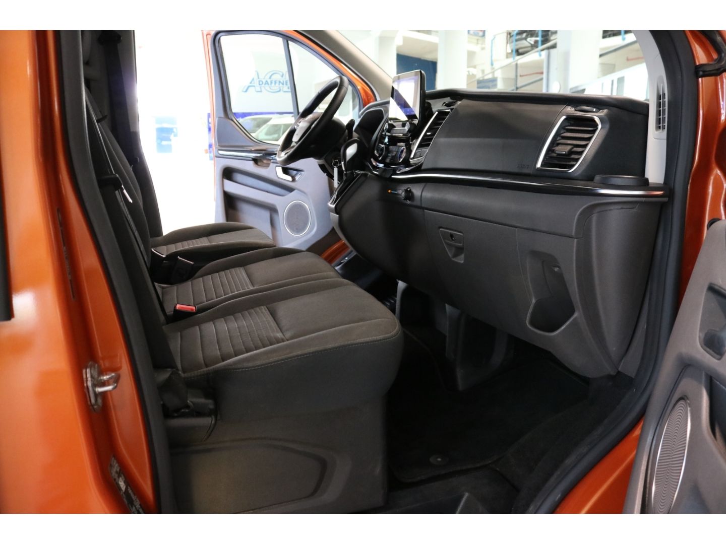 Fahrzeugabbildung Ford Tourneo Custom Kombi 320 L1 Titanium 2.0 TDCi AU