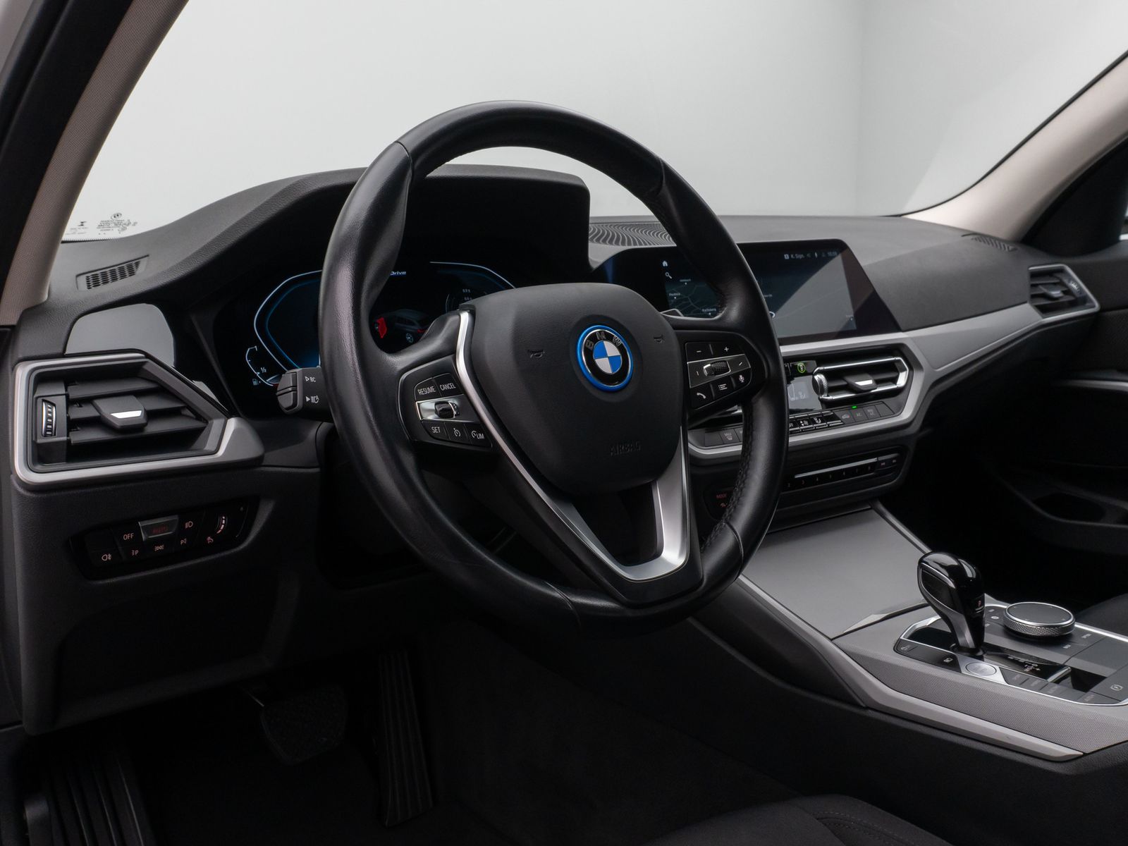 Fahrzeugabbildung BMW 320e DAB CockPitPro Alarm Geschwindigkeitsreg