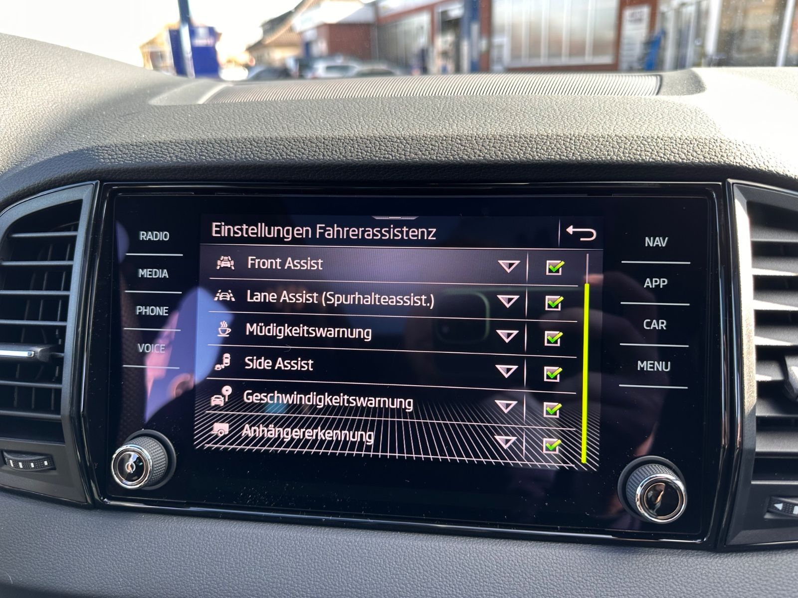 Fahrzeugabbildung SKODA Karoq Sportline 1.5 TSI DSG MATRIX/AHK/ACC/Navi