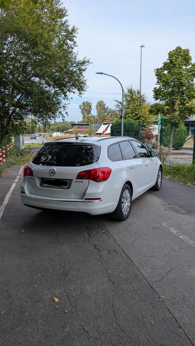 Opel Astra 2013 — engine 1.686 cm³, 110 HP (81kW)