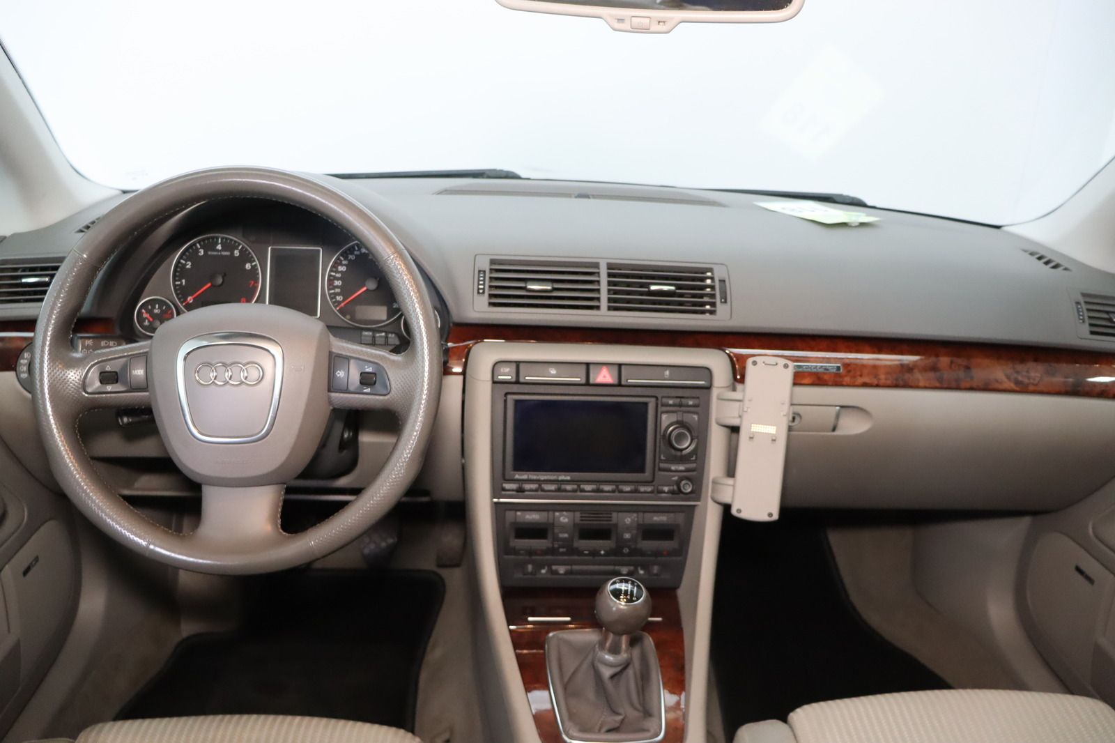 Fahrzeugabbildung Audi A4 Avant 3.2 V6 quattro * Navi * Xenon *