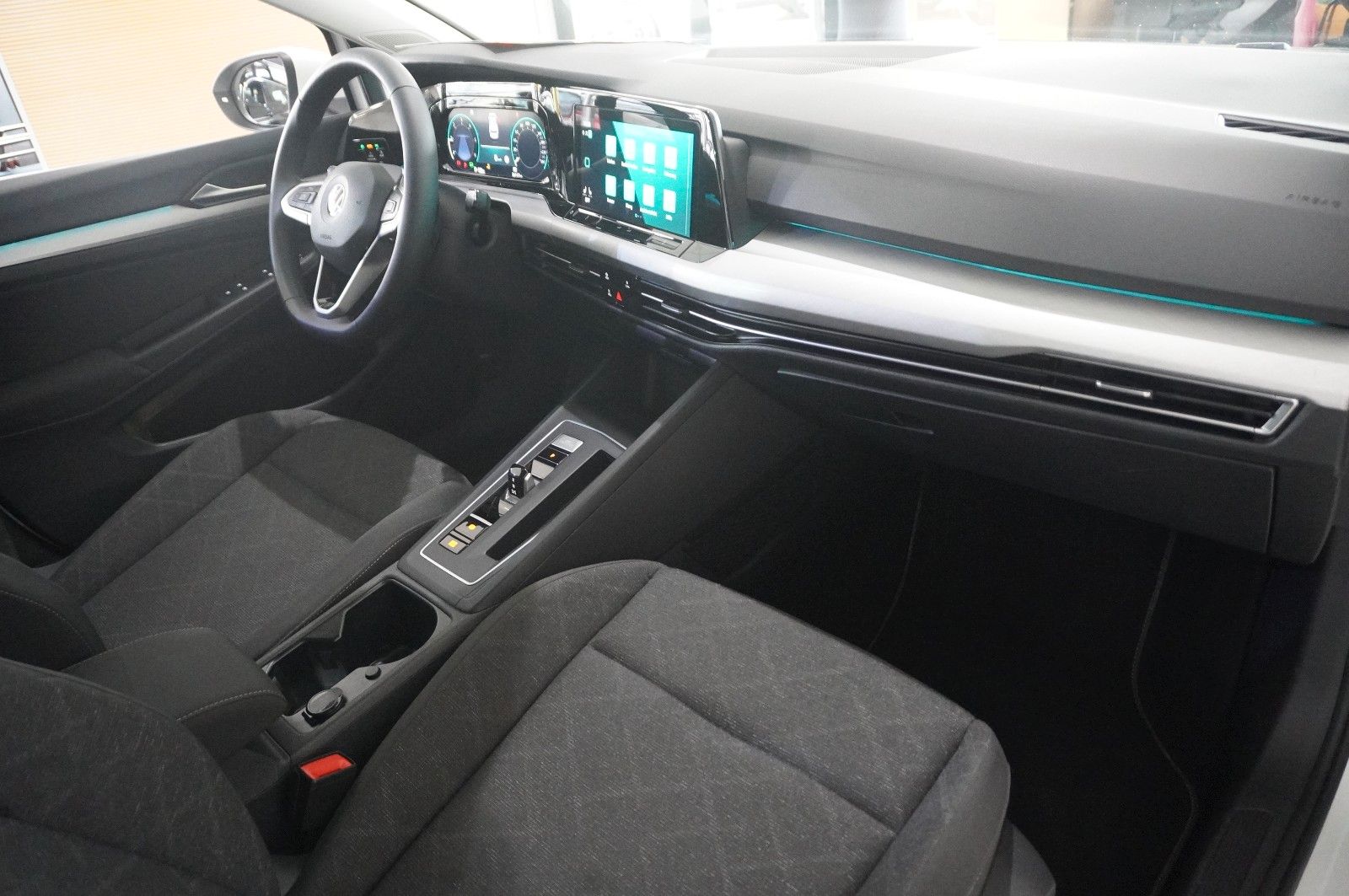 Fahrzeugabbildung Volkswagen Golf VIII Lim. 2.0 TDI LIFE DSG NAVI/LED/VIRTU.