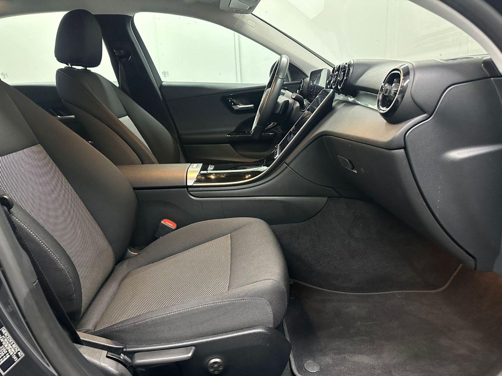 Fahrzeugabbildung Mercedes-Benz C 200 d Autom. AAVANTGARDE*AHK*KAMERA*