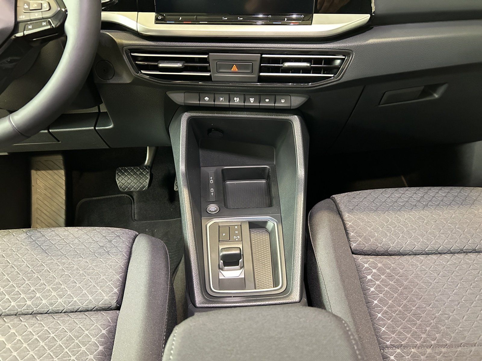 Fahrzeugabbildung Ford Tourneo Connect Benzin Automatik AHK Kamera PDC