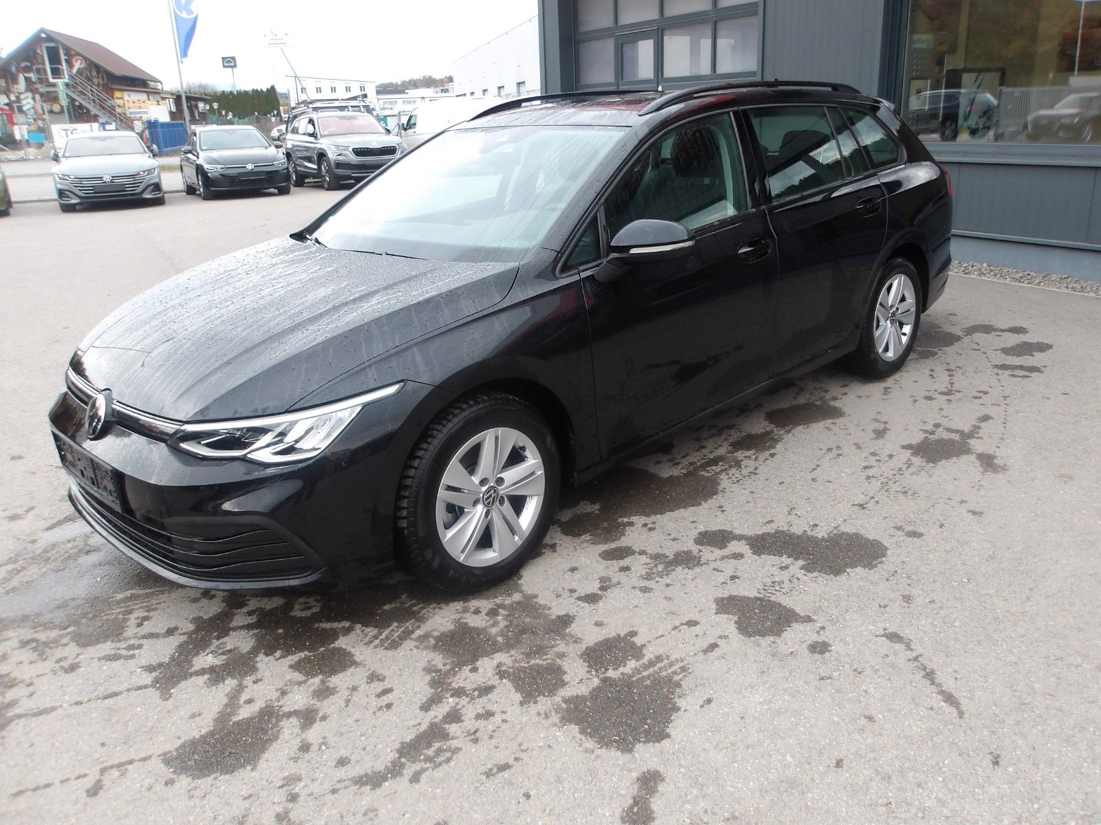 Volkswagen Golf VIII Variant Life EXP € 12990.--