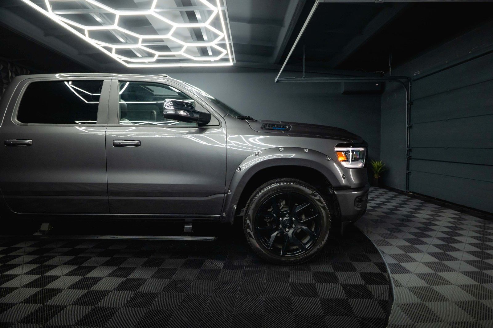 Fahrzeugabbildung Dodge RAM 5.7 V8 HEMI 4x4 Sport Night *Pano*22 Zoll*