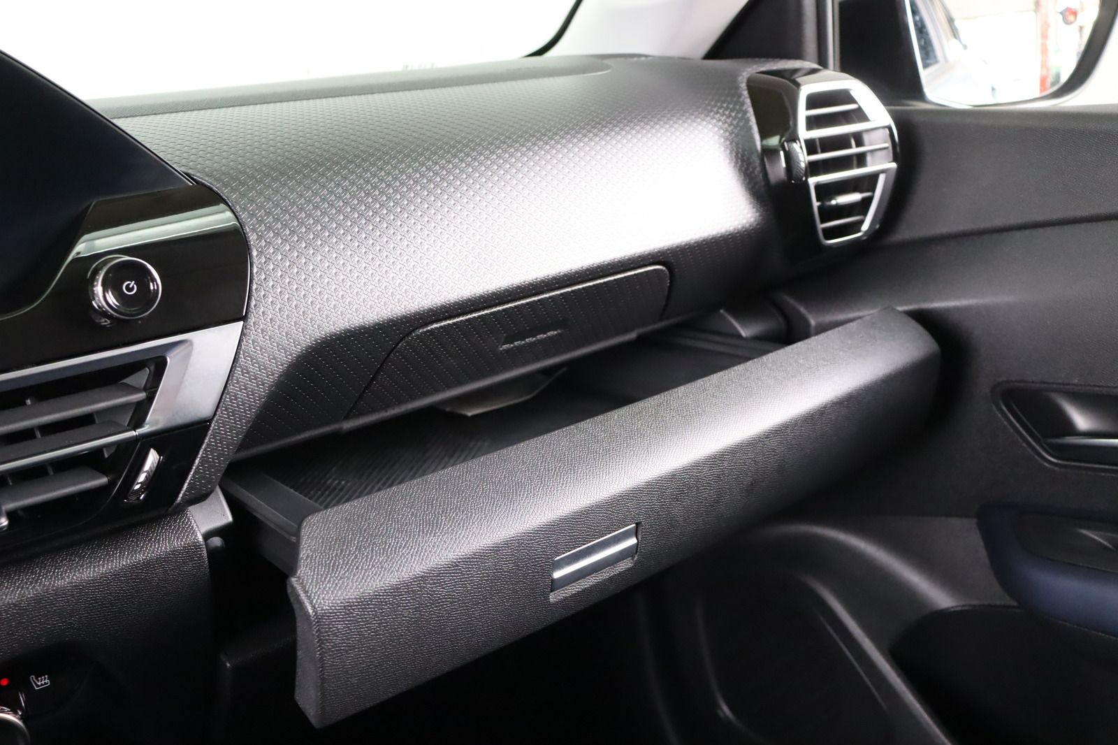 Fahrzeugabbildung Citroën C4 1.2i Feel Pack * LED * Navi * LRHZ *