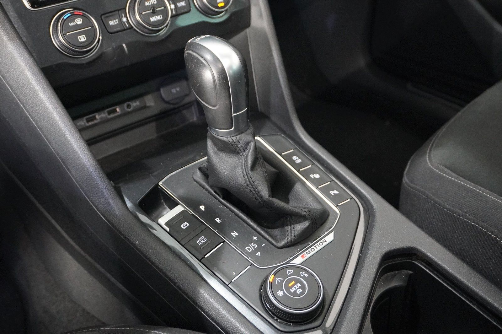 Fahrzeugabbildung Volkswagen Tiguan 2.0 TSI 4MOTION R-LINE NAVI/KAMERA/SH/AHK