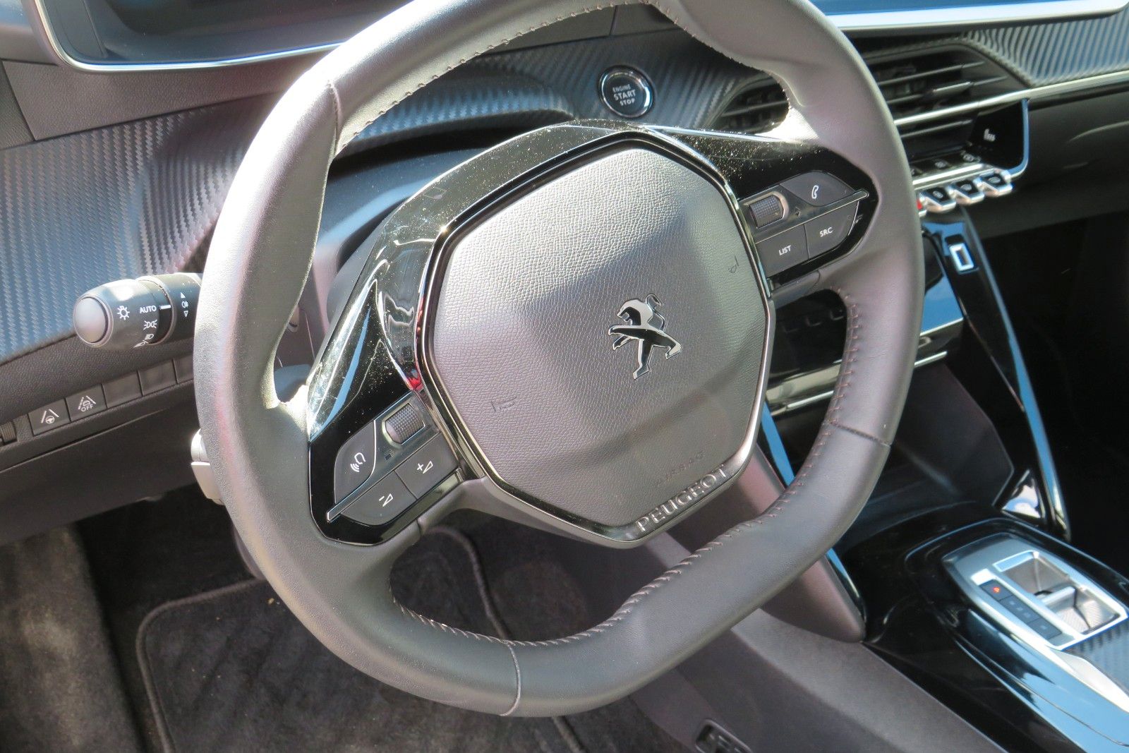 Fahrzeugabbildung Peugeot 2008 e- Allure Pack NAVI KAMERA ACC PDC SITZH 1H