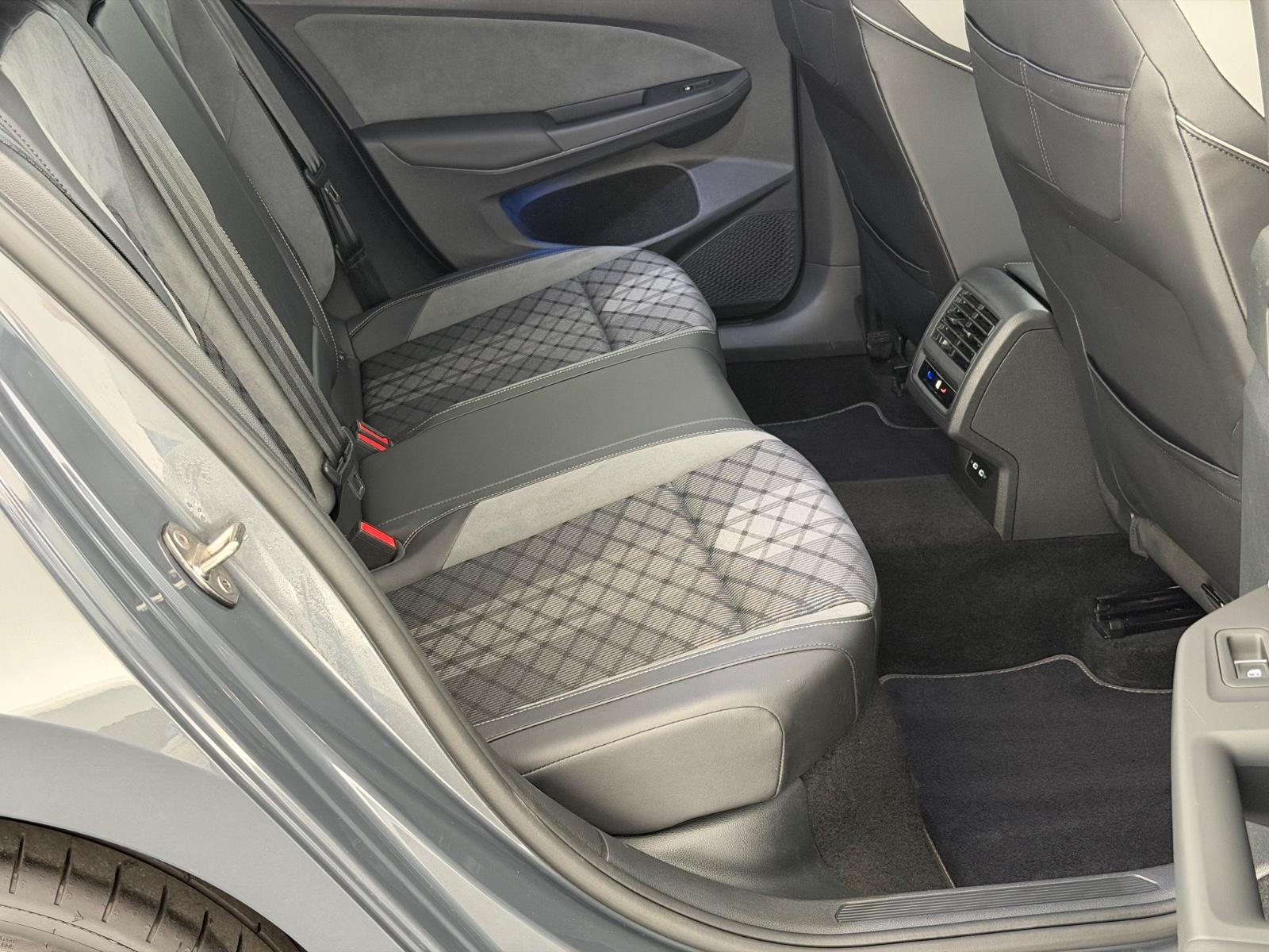 Volkswagen Golf VIII Var. 1.5 eTSI*R LINE*LED-ACC-R.KAM-APP, миниатюра 18