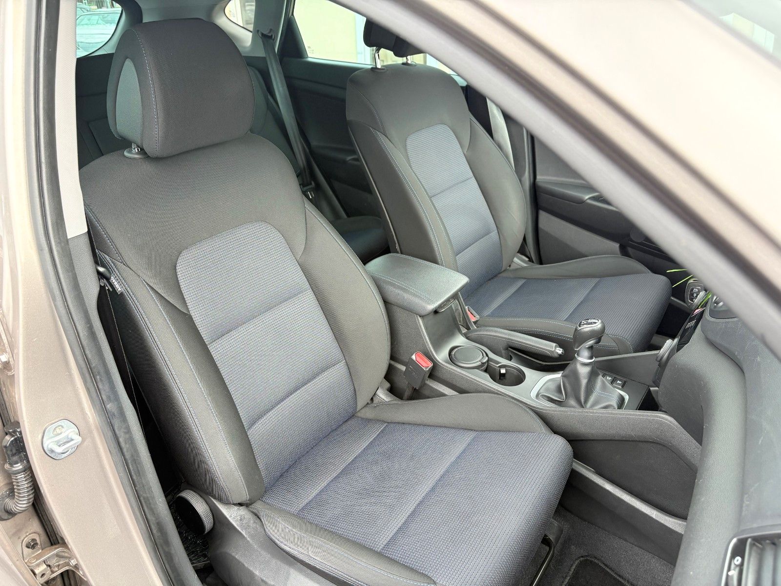 Fahrzeugabbildung Hyundai Tucson 1.6 blue 2WD Navi AHK SHZ Kamera LED 2.HD